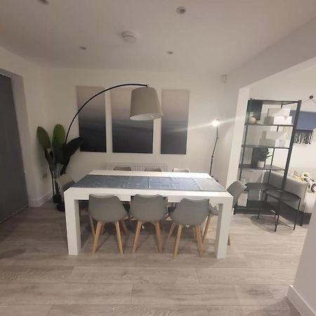 New 4 Bedrm House! Parking. 10Min To City / Etihad Manchester Buitenkant foto