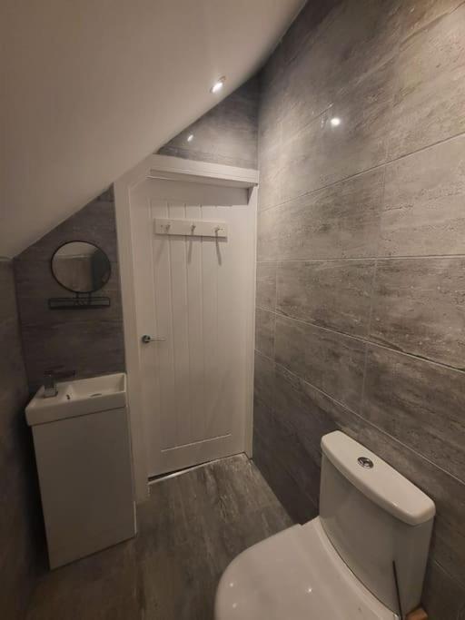 New 4 Bedrm House! Parking. 10Min To City / Etihad Manchester Buitenkant foto