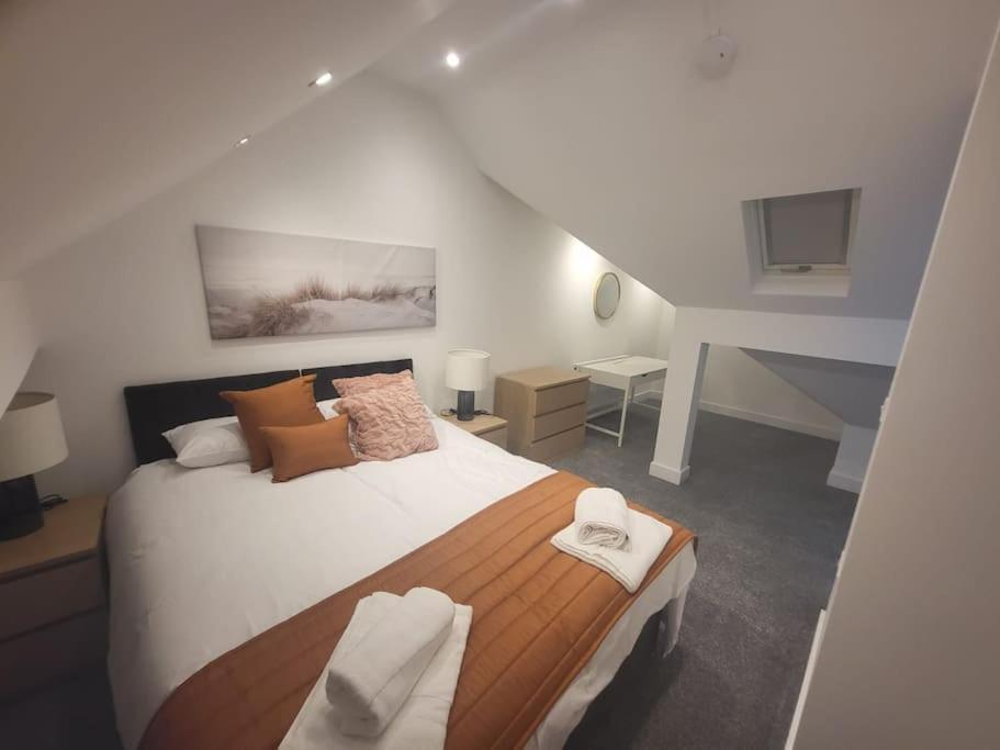 New 4 Bedrm House! Parking. 10Min To City / Etihad Manchester Buitenkant foto