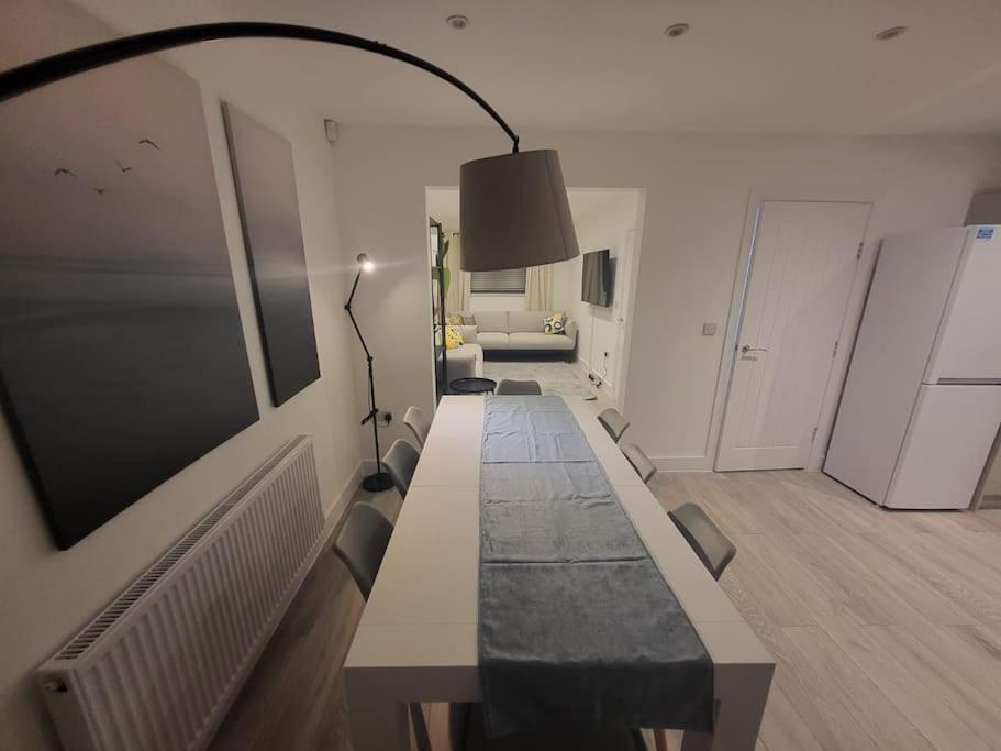 New 4 Bedrm House! Parking. 10Min To City / Etihad Manchester Buitenkant foto
