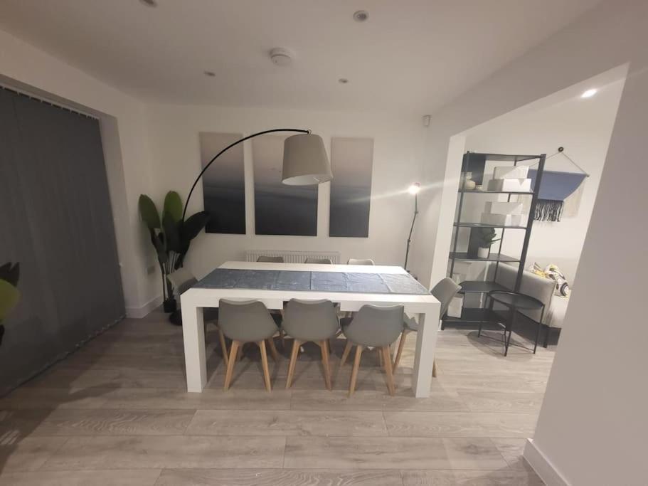 New 4 Bedrm House! Parking. 10Min To City / Etihad Manchester Buitenkant foto