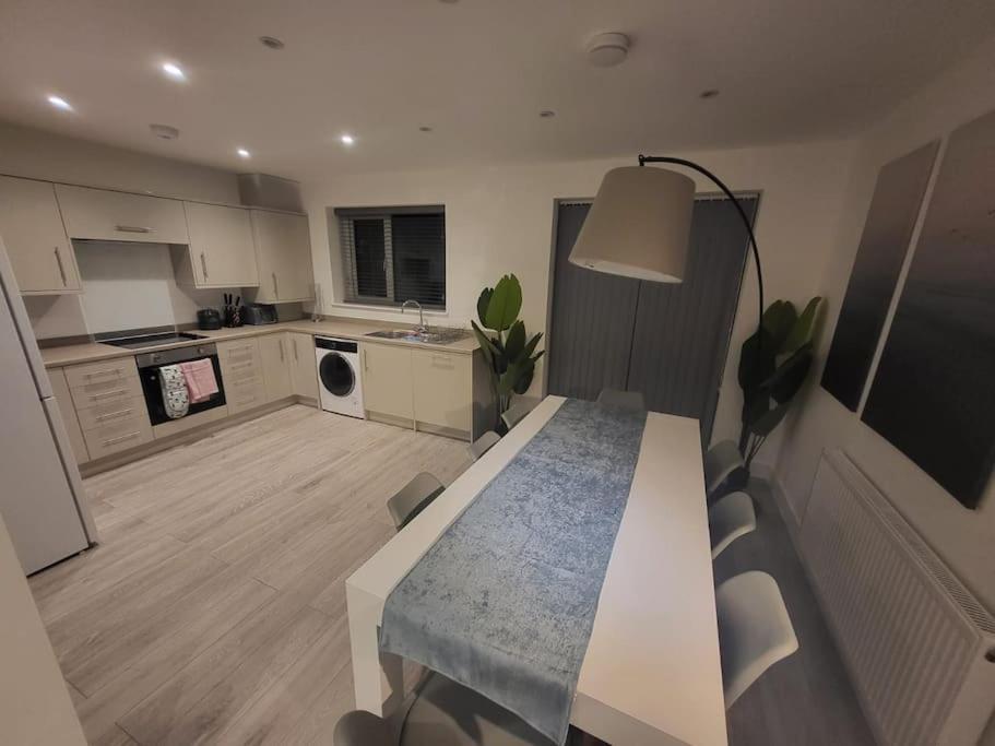 New 4 Bedrm House! Parking. 10Min To City / Etihad Manchester Buitenkant foto