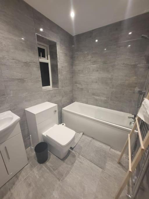 New 4 Bedrm House! Parking. 10Min To City / Etihad Manchester Buitenkant foto