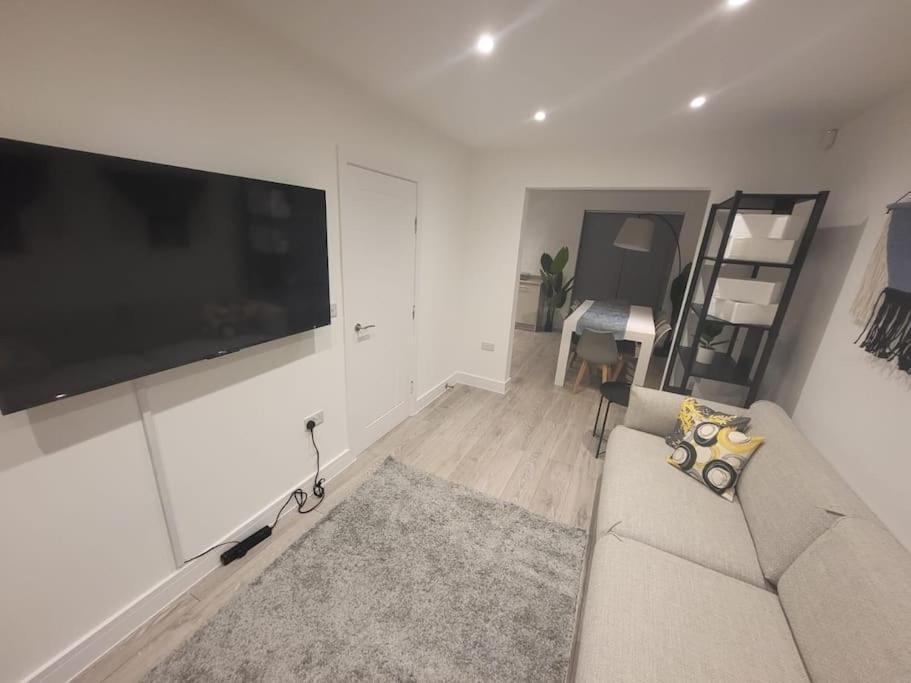 New 4 Bedrm House! Parking. 10Min To City / Etihad Manchester Buitenkant foto