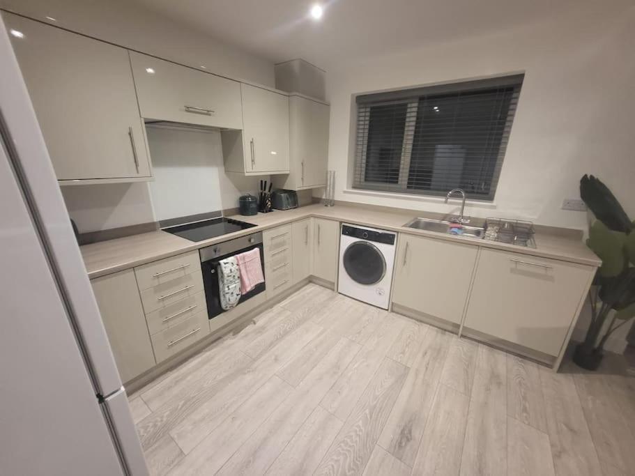 New 4 Bedrm House! Parking. 10Min To City / Etihad Manchester Buitenkant foto