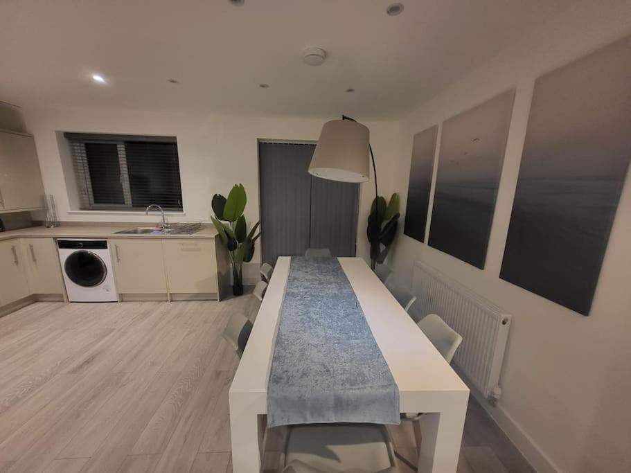 New 4 Bedrm House! Parking. 10Min To City / Etihad Manchester Buitenkant foto